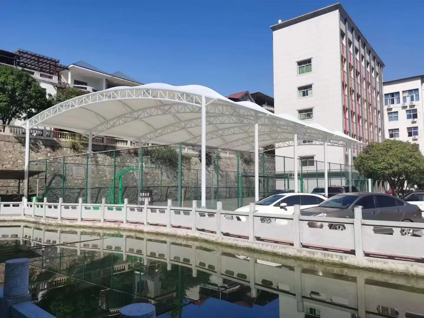 贵州黄平园区停车棚总在漏水生锈？源头膜结构厂家：按本地气候选材，避开三大坑
