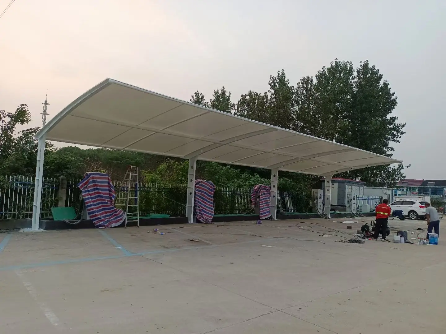 贵州黄平膜结构工程科普：山地多雨强紫外线环境，停车棚选材别只看低价